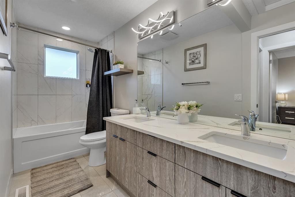 8031 Huntwick Hill Ne, Calgary, AB - Indoor Photo Showing Bathroom