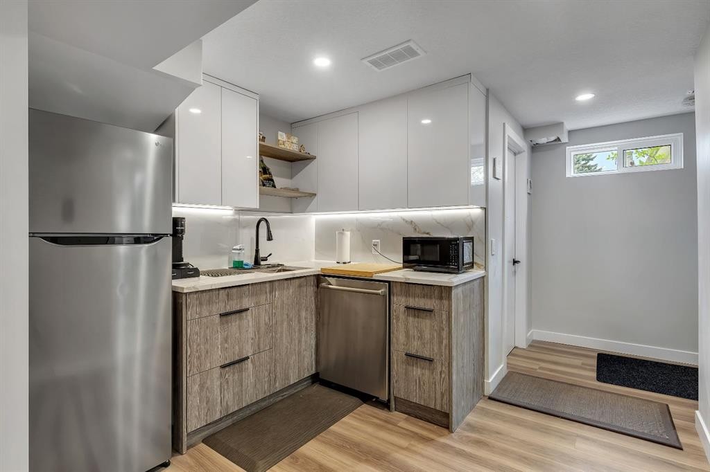 8031 Huntwick Hill Ne, Calgary, AB - Indoor