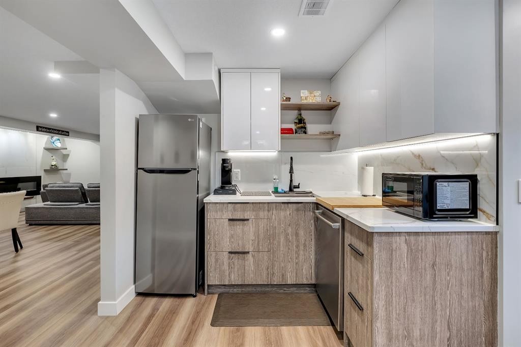 8031 Huntwick Hill Ne, Calgary, AB - Indoor Photo Showing Kitchen