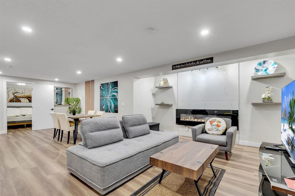 8031 Huntwick Hill Ne, Calgary, AB - Indoor