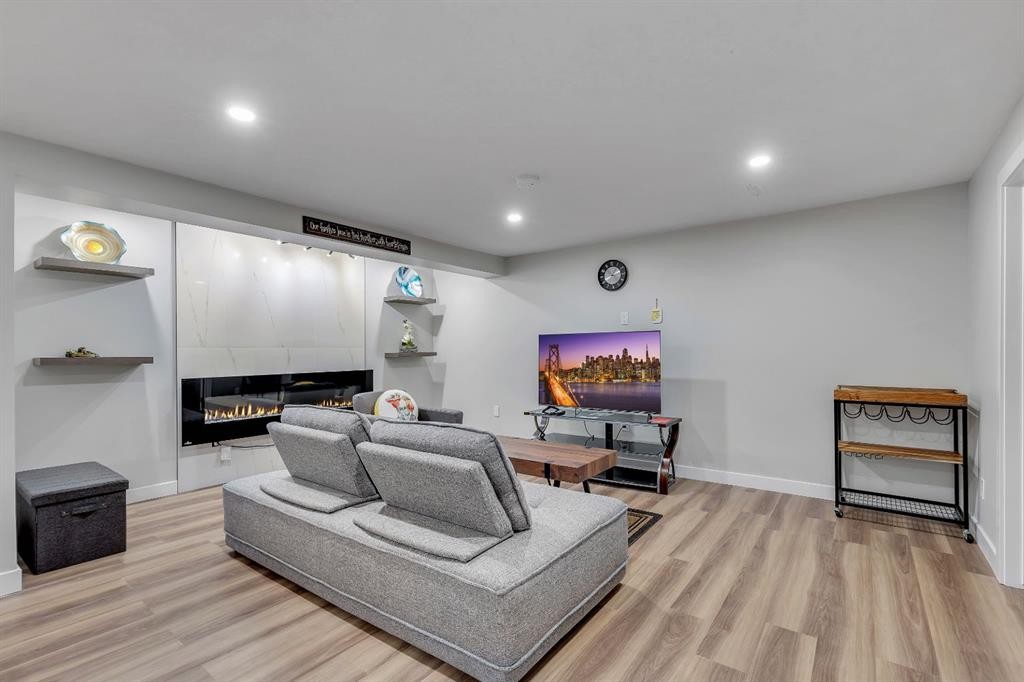 8031 Huntwick Hill Ne, Calgary, AB - Indoor
