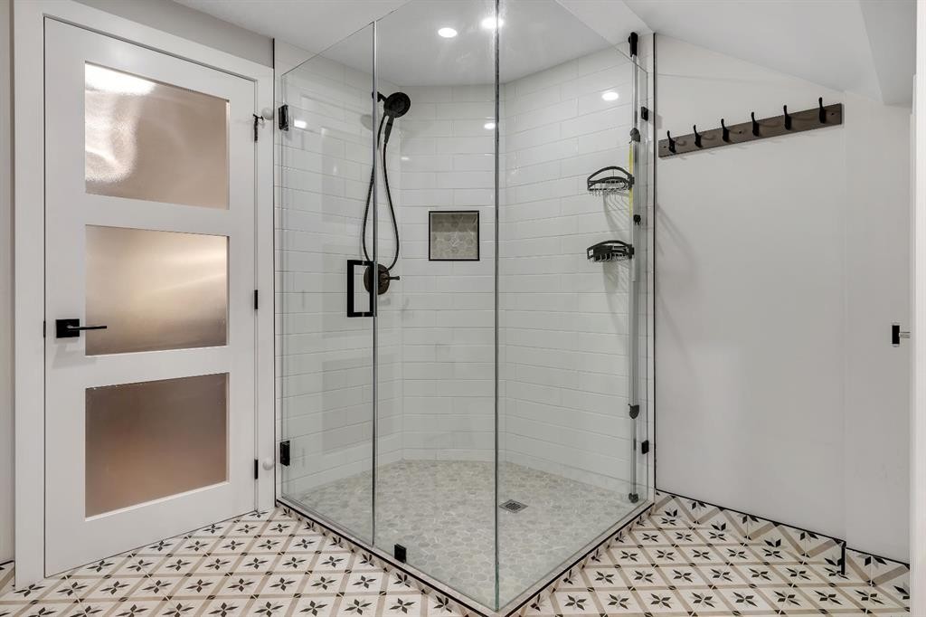 8031 Huntwick Hill Ne, Calgary, AB - Indoor Photo Showing Bathroom