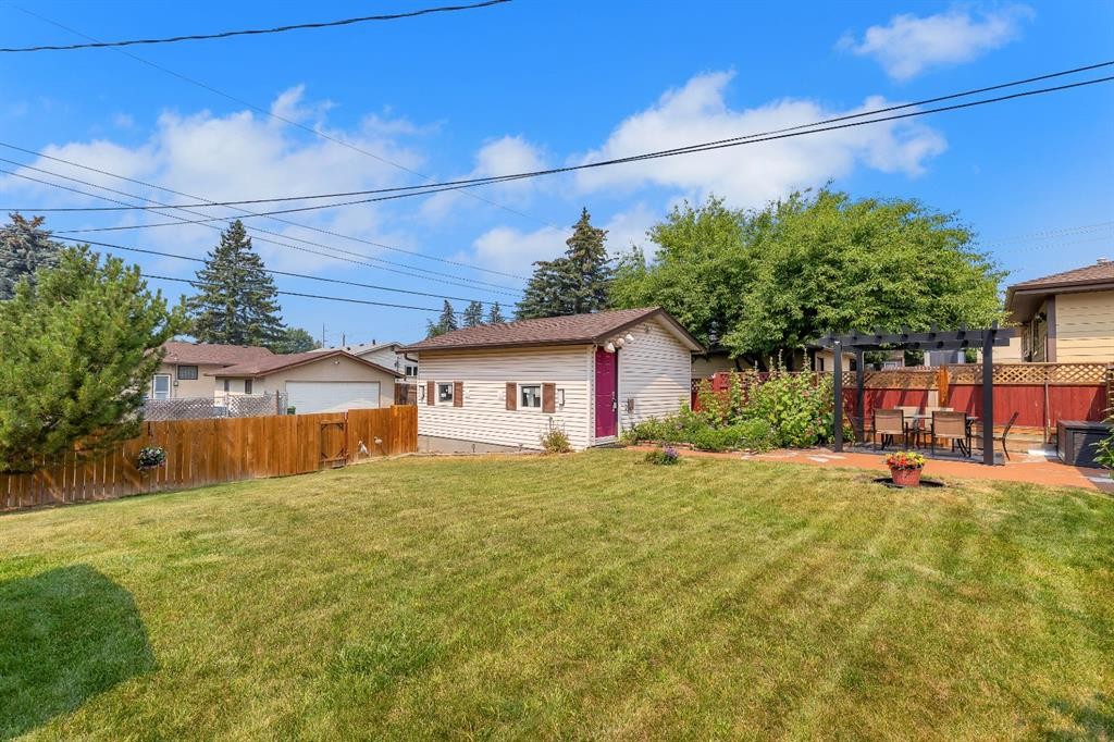 8031 Huntwick Hill Ne, Calgary, AB - Outdoor