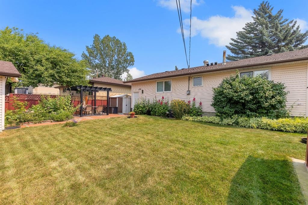 8031 Huntwick Hill Ne, Calgary, AB - Outdoor