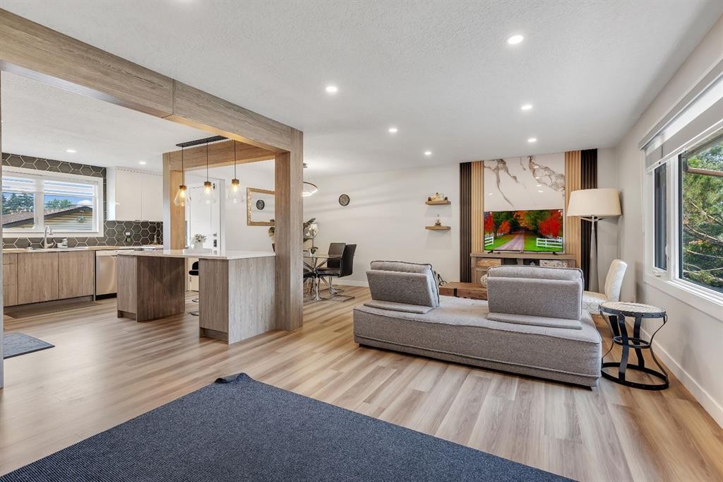 8031 Huntwick Hill Ne, Calgary, AB - Indoor Photo Showing Living Room