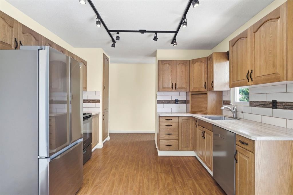 160 Marbrooke Circle Ne, Calgary, AB - Indoor Photo Showing Kitchen