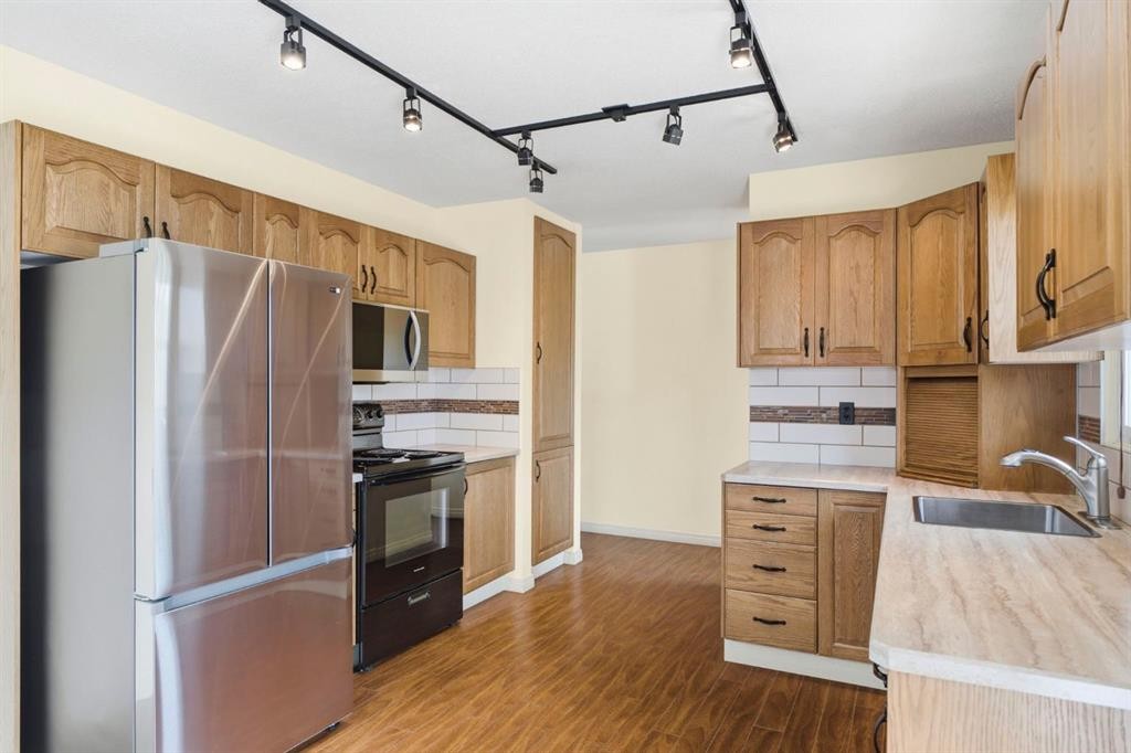 160 Marbrooke Circle Ne, Calgary, AB - Indoor Photo Showing Kitchen