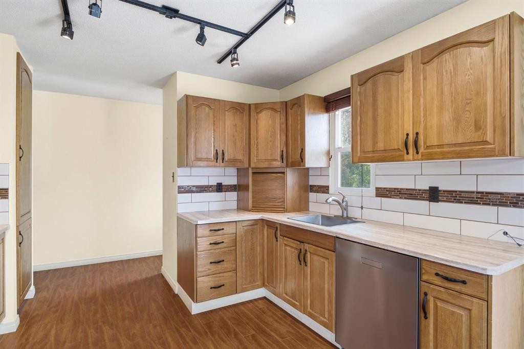 160 Marbrooke Circle Ne, Calgary, AB - Indoor Photo Showing Kitchen