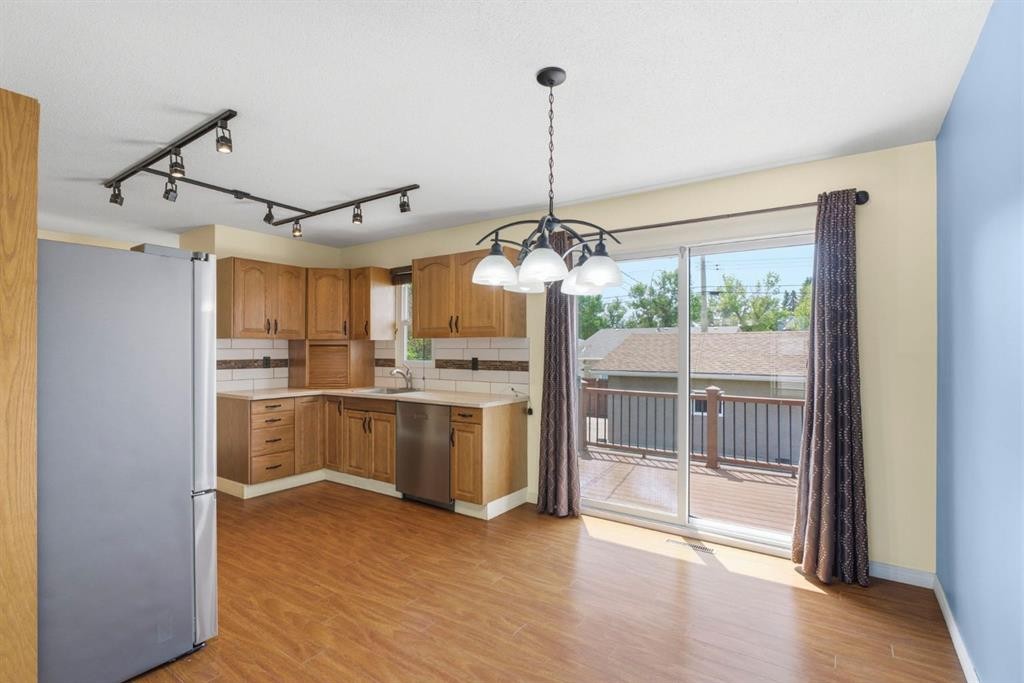 160 Marbrooke Circle Ne, Calgary, AB - Indoor Photo Showing Kitchen