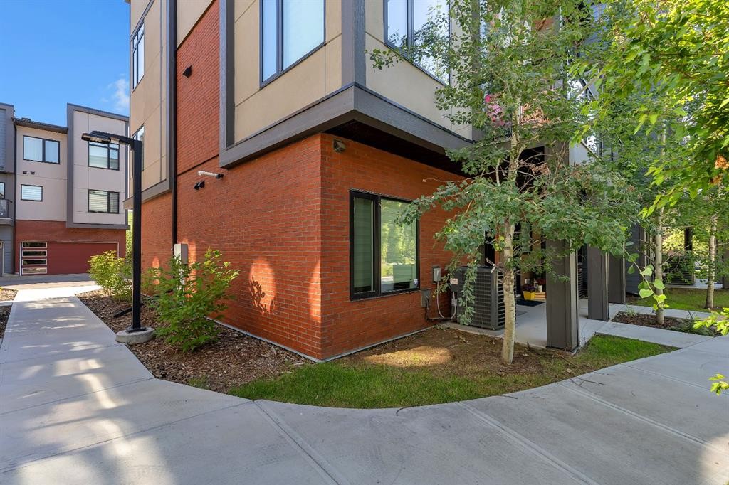 213 Greenbriar Common Nw, Calgary, AB - Outdoor With Exterior