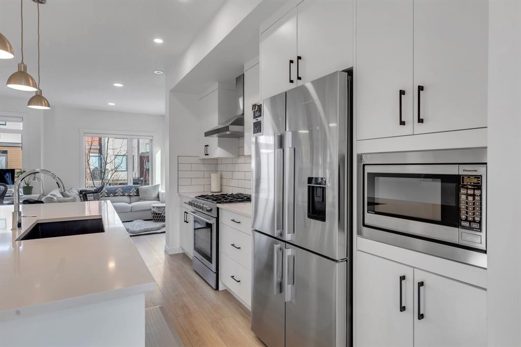213 Greenbriar Common Nw, Calgary, AB - Indoor Photo Showing Kitchen With Stainless Steel Kitchen With Upgraded Kitchen