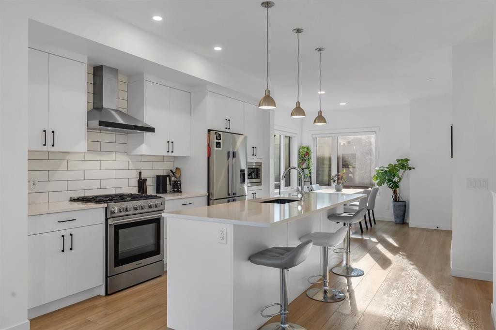 213 Greenbriar Common Nw, Calgary, AB - Indoor Photo Showing Kitchen With Stainless Steel Kitchen With Upgraded Kitchen