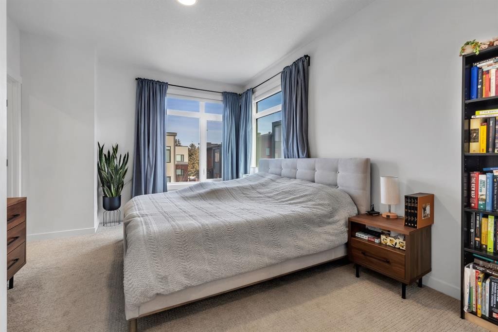 213 Greenbriar Common Nw, Calgary, AB - Indoor Photo Showing Bedroom