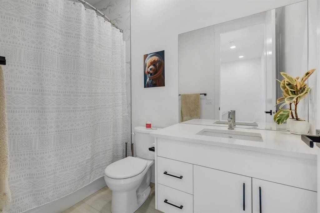 213 Greenbriar Common Nw, Calgary, AB - Indoor Photo Showing Bathroom