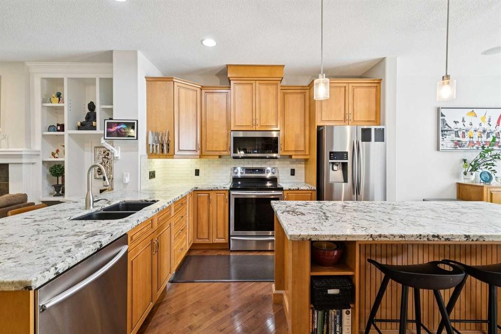4008 Garrison Boulevard Sw, Calgary, AB - Indoor Photo Showing Kitchen With Stainless Steel Kitchen With Double Sink With Upgraded Kitchen