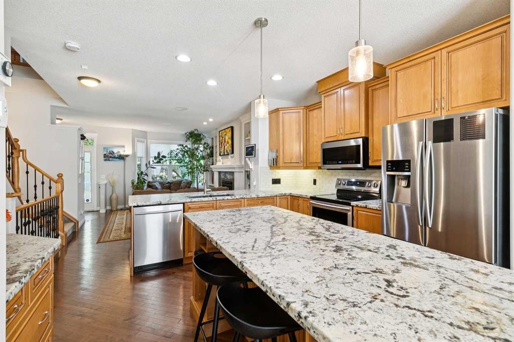 4008 Garrison Boulevard Sw, Calgary, AB - Indoor Photo Showing Kitchen With Stainless Steel Kitchen With Upgraded Kitchen