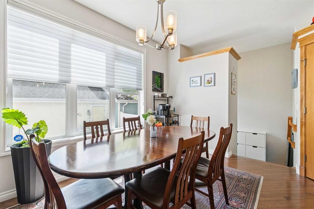 4008 Garrison Boulevard Sw, Calgary, AB - Indoor Photo Showing Dining Room