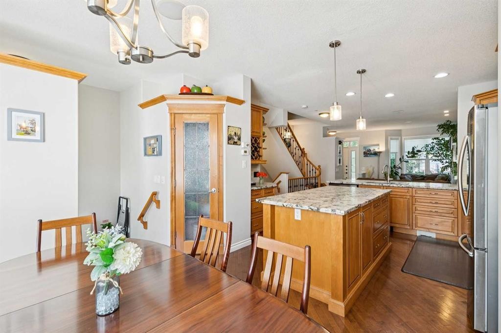 4008 Garrison Boulevard Sw, Calgary, AB - Indoor Photo Showing Dining Room