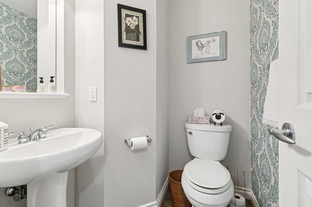 4008 Garrison Boulevard Sw, Calgary, AB - Indoor Photo Showing Bathroom