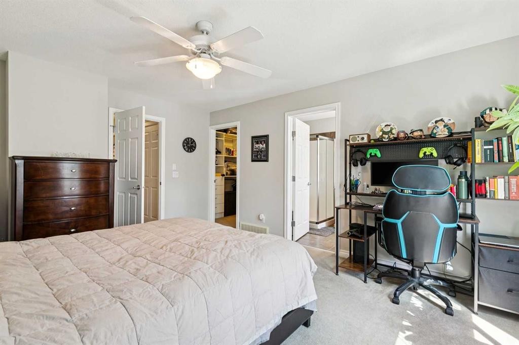 4008 Garrison Boulevard Sw, Calgary, AB - Indoor Photo Showing Bedroom