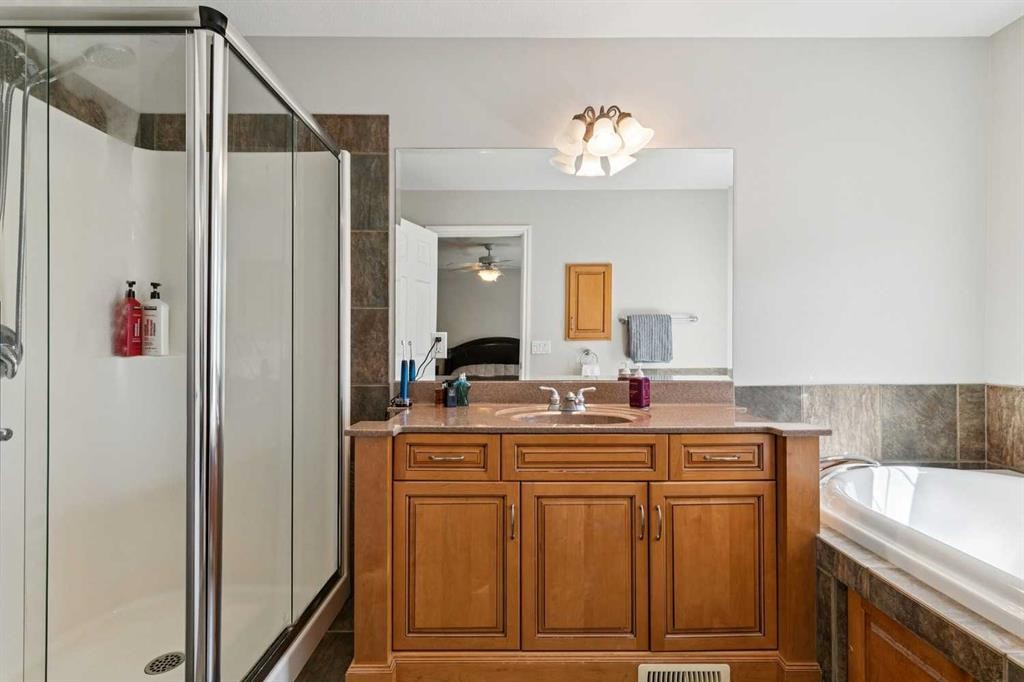 4008 Garrison Boulevard Sw, Calgary, AB - Indoor Photo Showing Bathroom