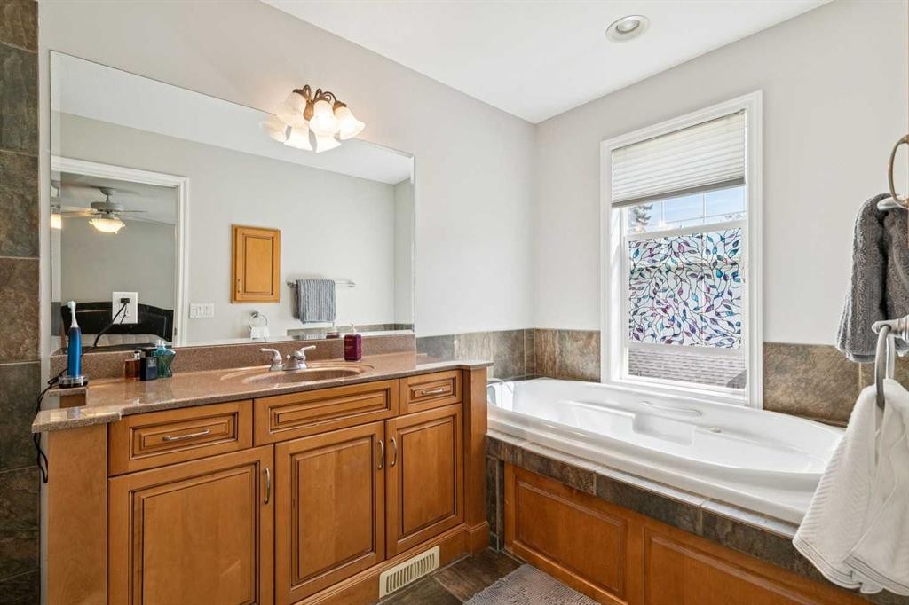 4008 Garrison Boulevard Sw, Calgary, AB - Indoor Photo Showing Bathroom