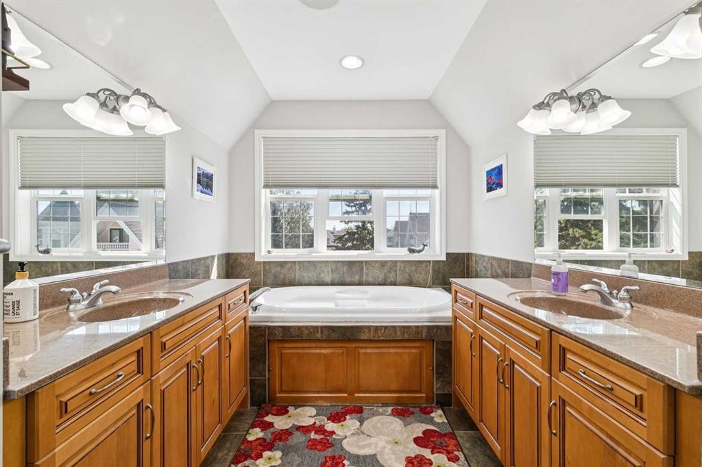 4008 Garrison Boulevard Sw, Calgary, AB - Indoor Photo Showing Bathroom