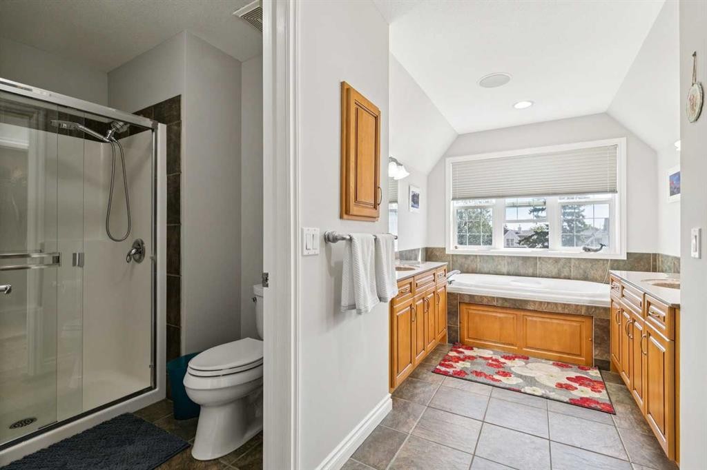 4008 Garrison Boulevard Sw, Calgary, AB - Indoor Photo Showing Bathroom
