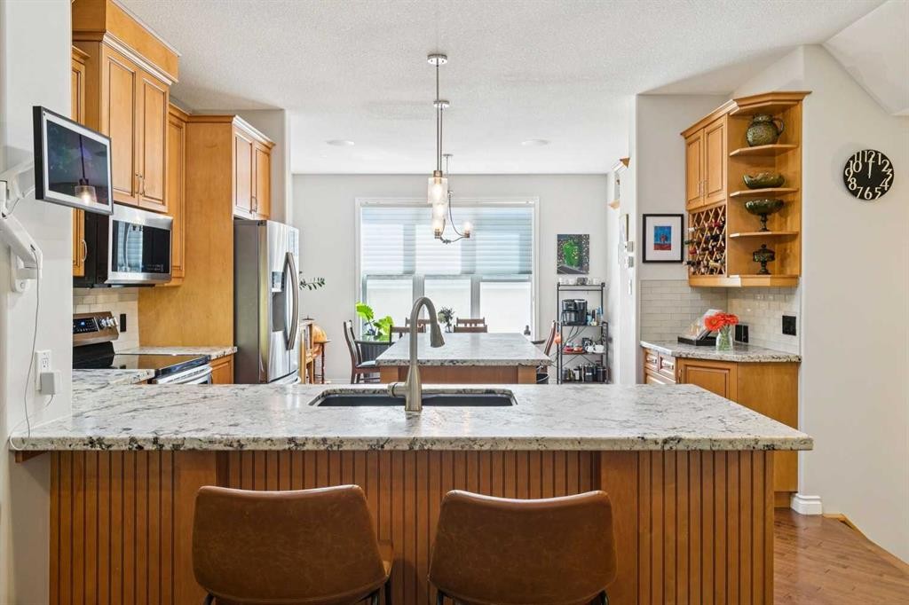 4008 Garrison Boulevard Sw, Calgary, AB - Indoor Photo Showing Kitchen With Double Sink With Upgraded Kitchen