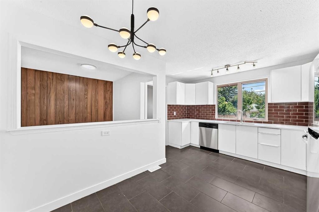 311 72 Avenue Ne, Calgary, AB - Indoor Photo Showing Kitchen
