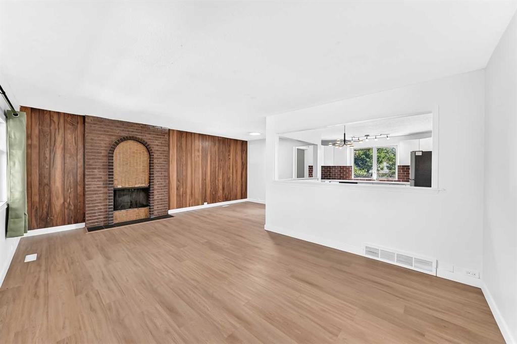 311 72 Avenue Ne, Calgary, AB - Indoor With Fireplace