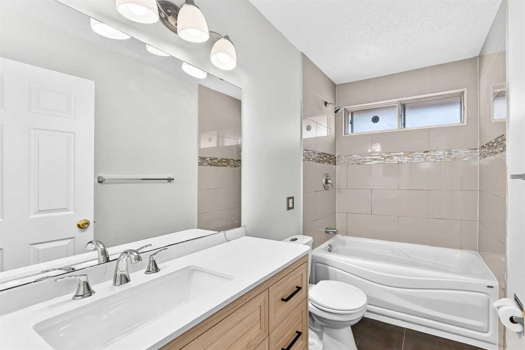 311 72 Avenue Ne, Calgary, AB - Indoor Photo Showing Bathroom