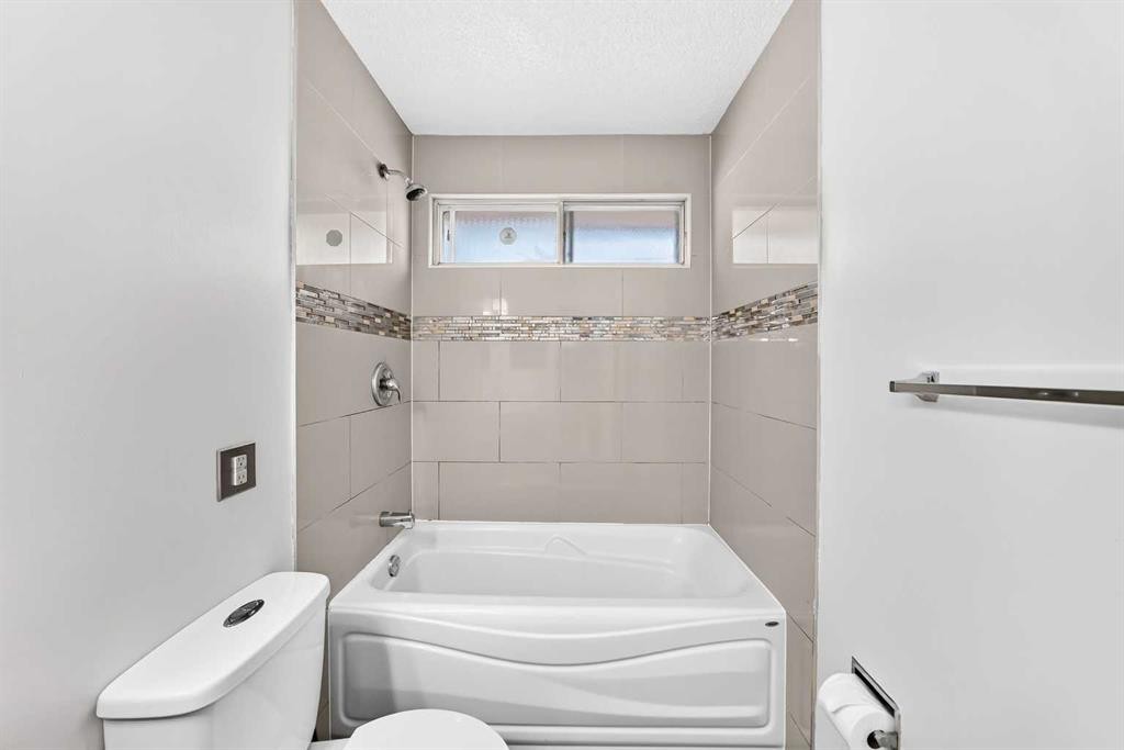 311 72 Avenue Ne, Calgary, AB - Indoor Photo Showing Laundry Room