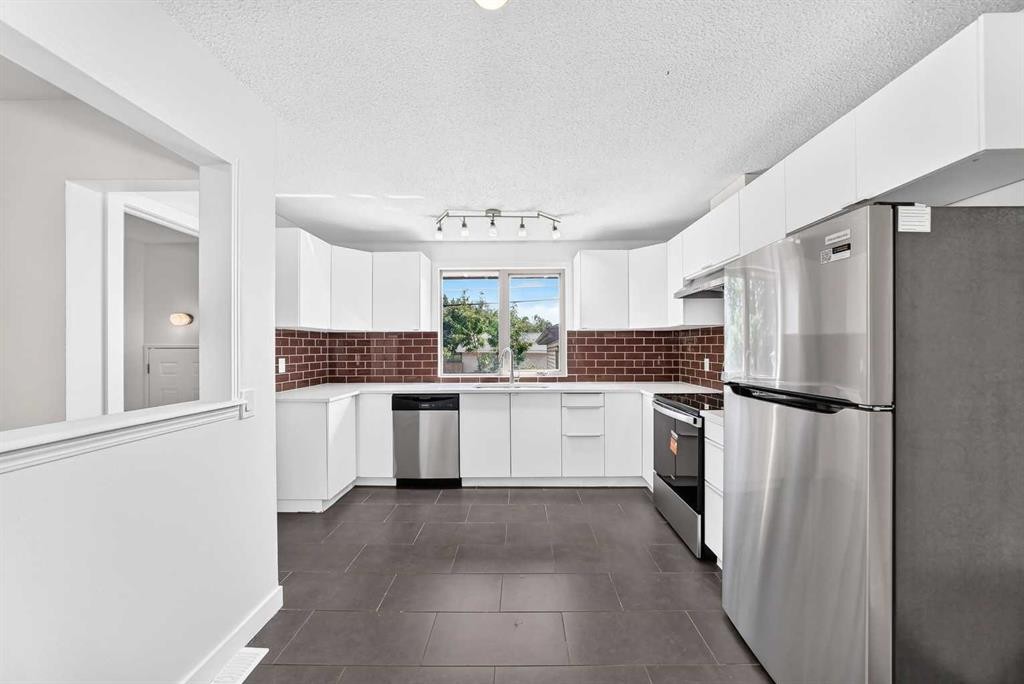 311 72 Avenue Ne, Calgary, AB - Indoor Photo Showing Kitchen With Stainless Steel Kitchen