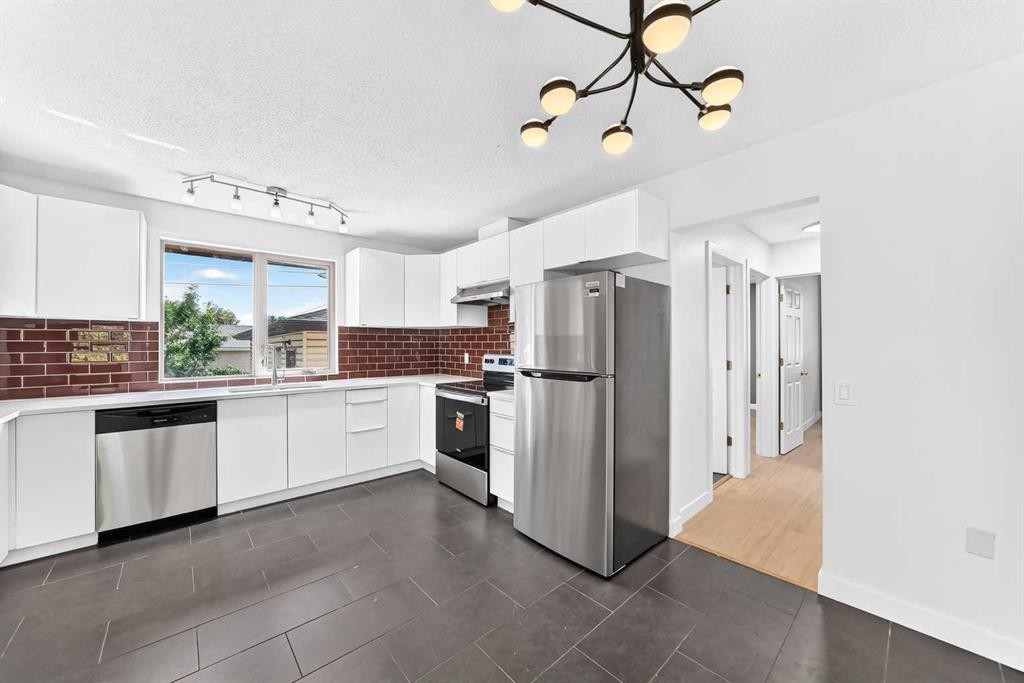 311 72 Avenue Ne, Calgary, AB - Indoor Photo Showing Kitchen With Stainless Steel Kitchen