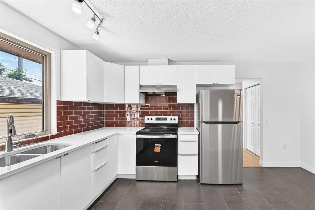 311 72 Avenue Ne, Calgary, AB - Indoor Photo Showing Kitchen With Stainless Steel Kitchen With Double Sink