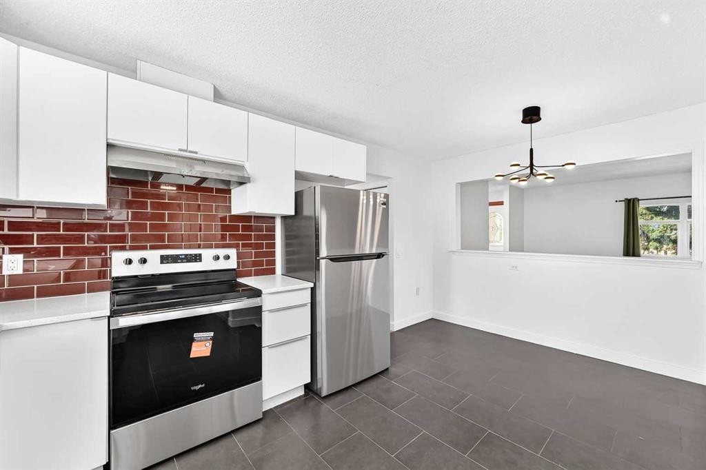 311 72 Avenue Ne, Calgary, AB - Indoor Photo Showing Kitchen With Stainless Steel Kitchen