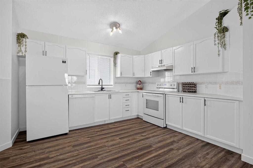 113 Mt Lorette Place Se, Calgary, AB - Indoor Photo Showing Kitchen