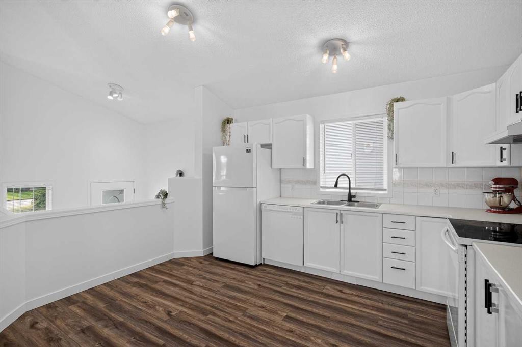 113 Mt Lorette Place Se, Calgary, AB - Indoor Photo Showing Kitchen