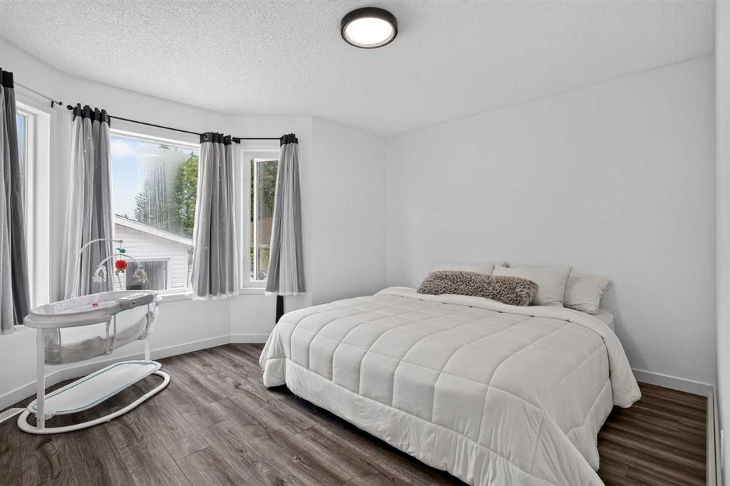 113 Mt Lorette Place Se, Calgary, AB - Indoor Photo Showing Bedroom