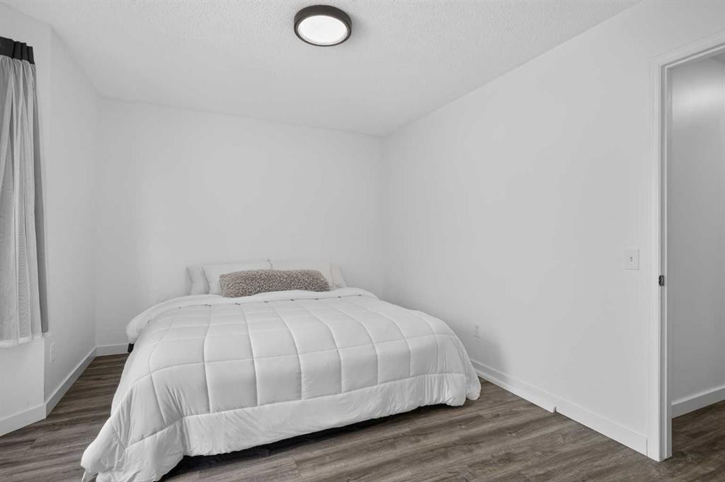 113 Mt Lorette Place Se, Calgary, AB - Indoor Photo Showing Bedroom