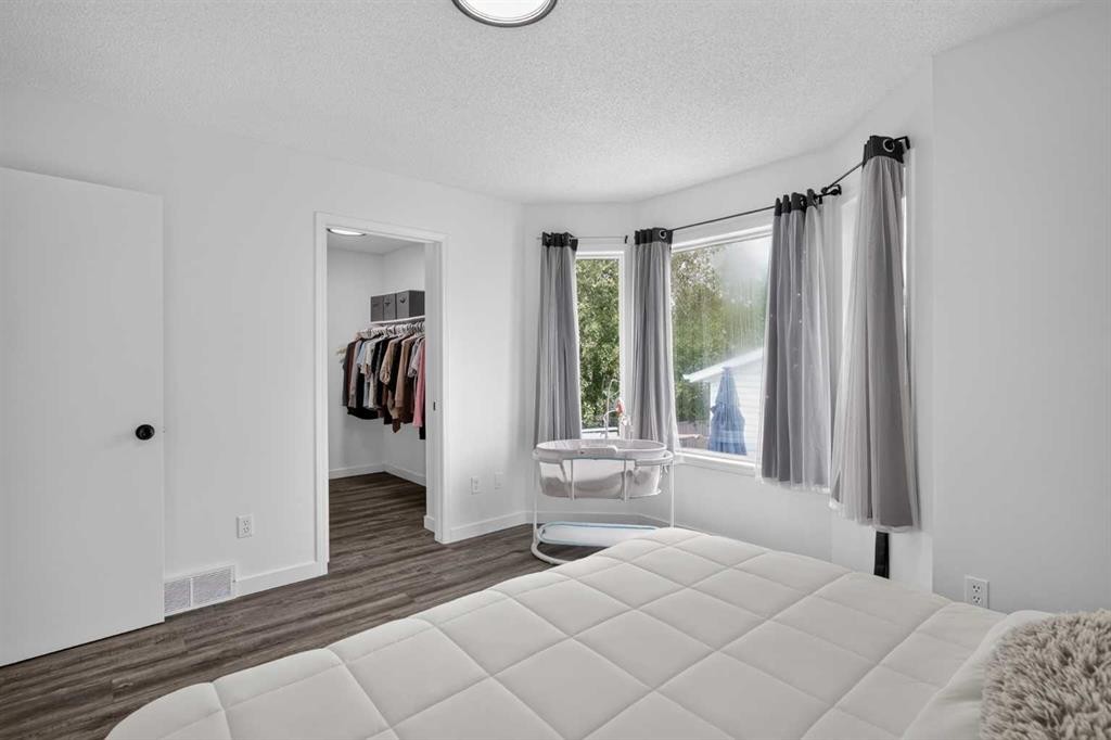 113 Mt Lorette Place Se, Calgary, AB - Indoor Photo Showing Bedroom