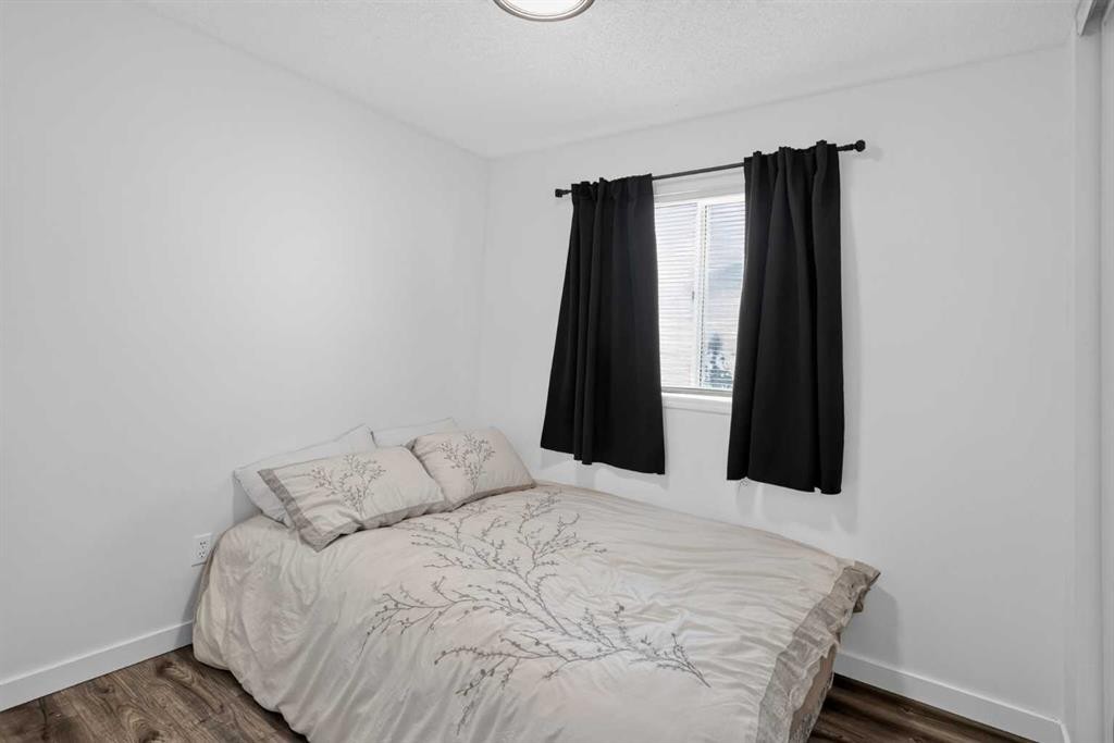 113 Mt Lorette Place Se, Calgary, AB - Indoor Photo Showing Bedroom