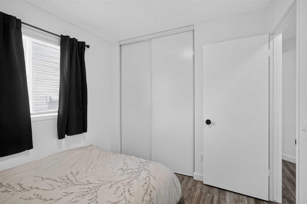 113 Mt Lorette Place Se, Calgary, AB - Indoor Photo Showing Bedroom