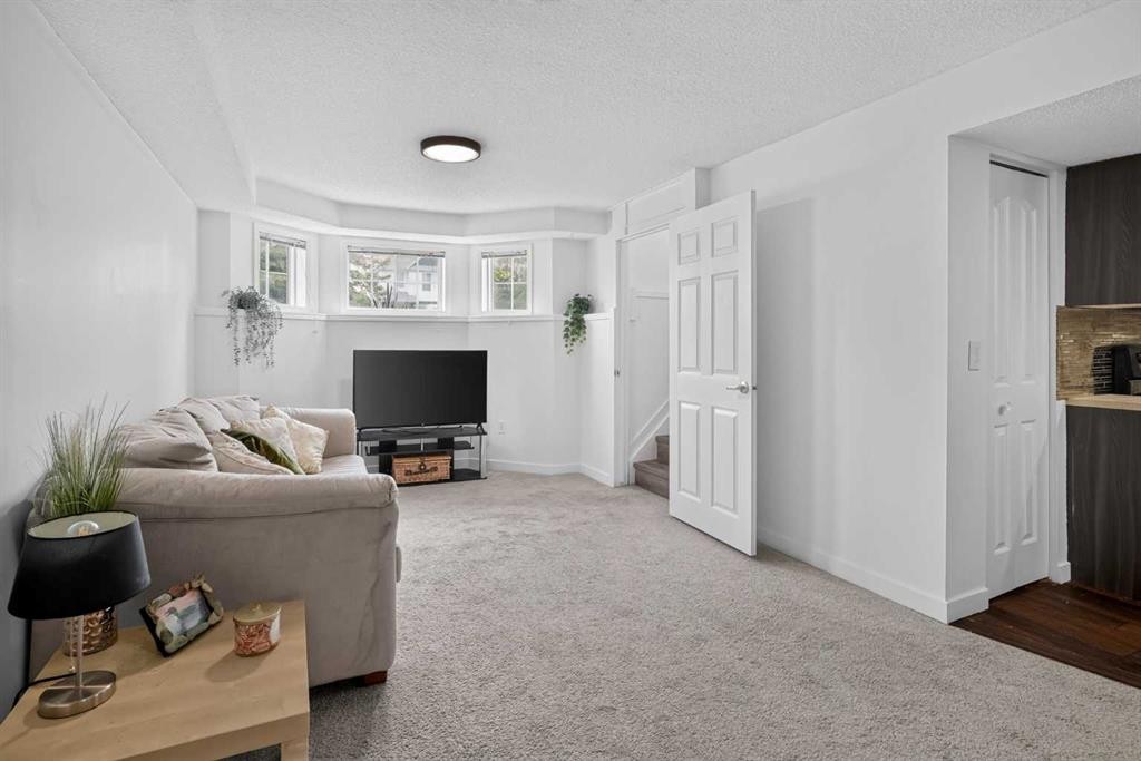 113 Mt Lorette Place Se, Calgary, AB - Indoor