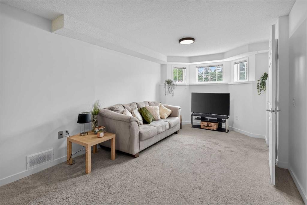 113 Mt Lorette Place Se, Calgary, AB - Indoor