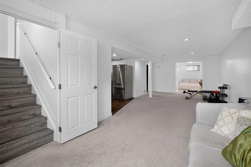 113 Mt Lorette Place Se, Calgary, AB - Indoor Photo Showing Other Room
