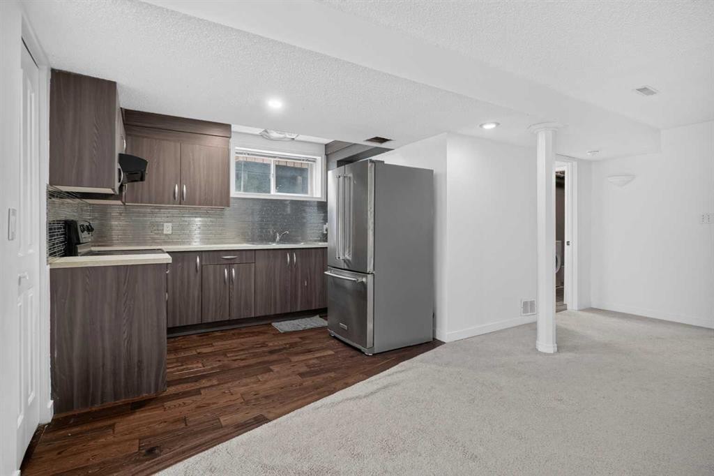 113 Mt Lorette Place Se, Calgary, AB - Indoor Photo Showing Kitchen