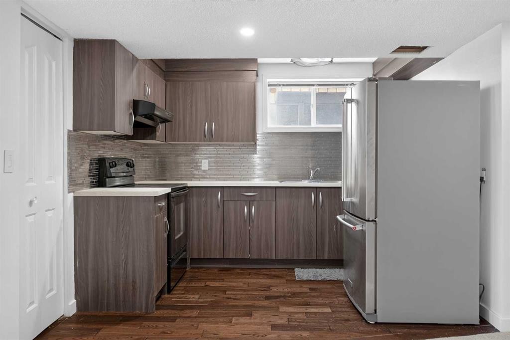 113 Mt Lorette Place Se, Calgary, AB - Indoor Photo Showing Kitchen