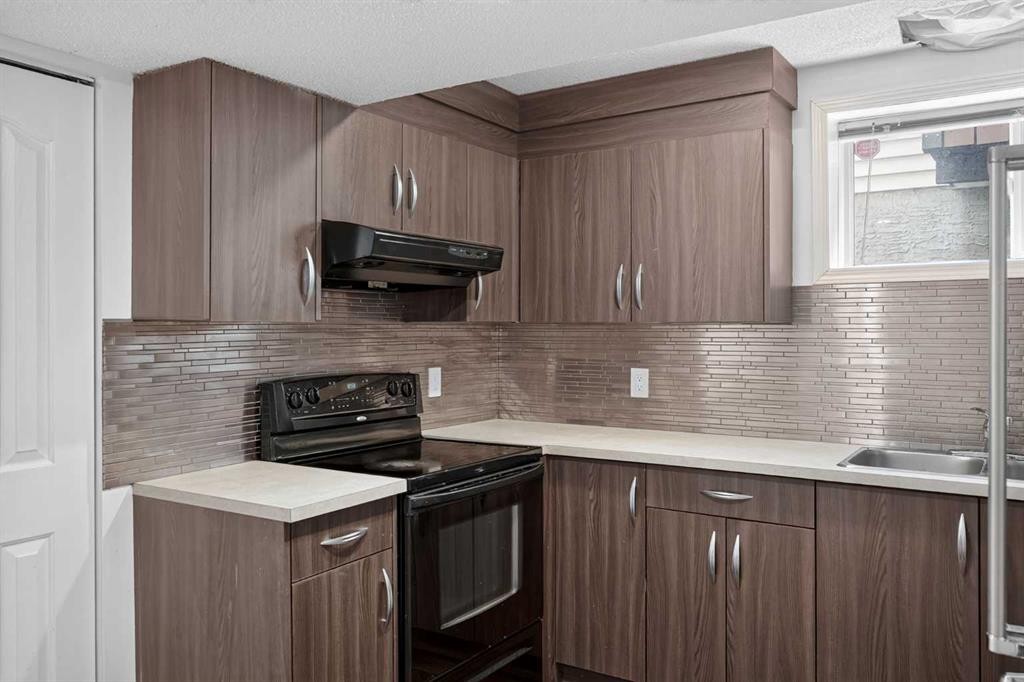 113 Mt Lorette Place Se, Calgary, AB - Indoor Photo Showing Kitchen